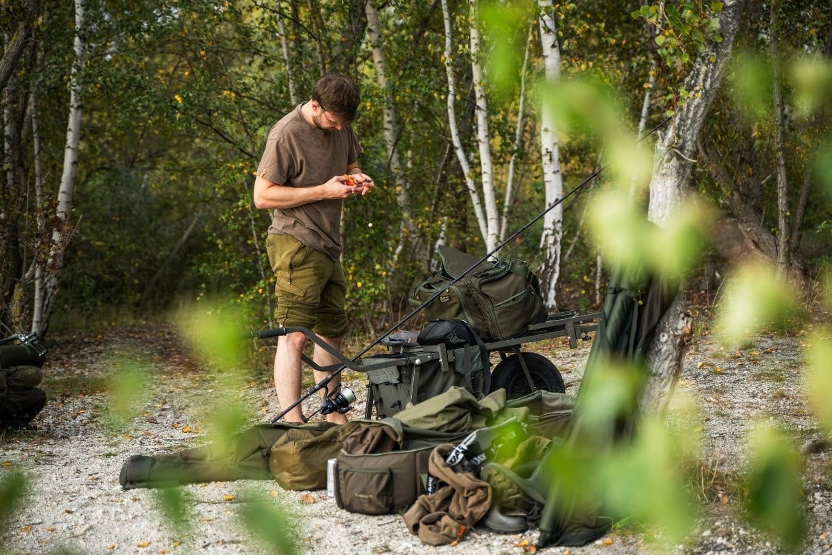 Karpfenangler bindet ein Rig