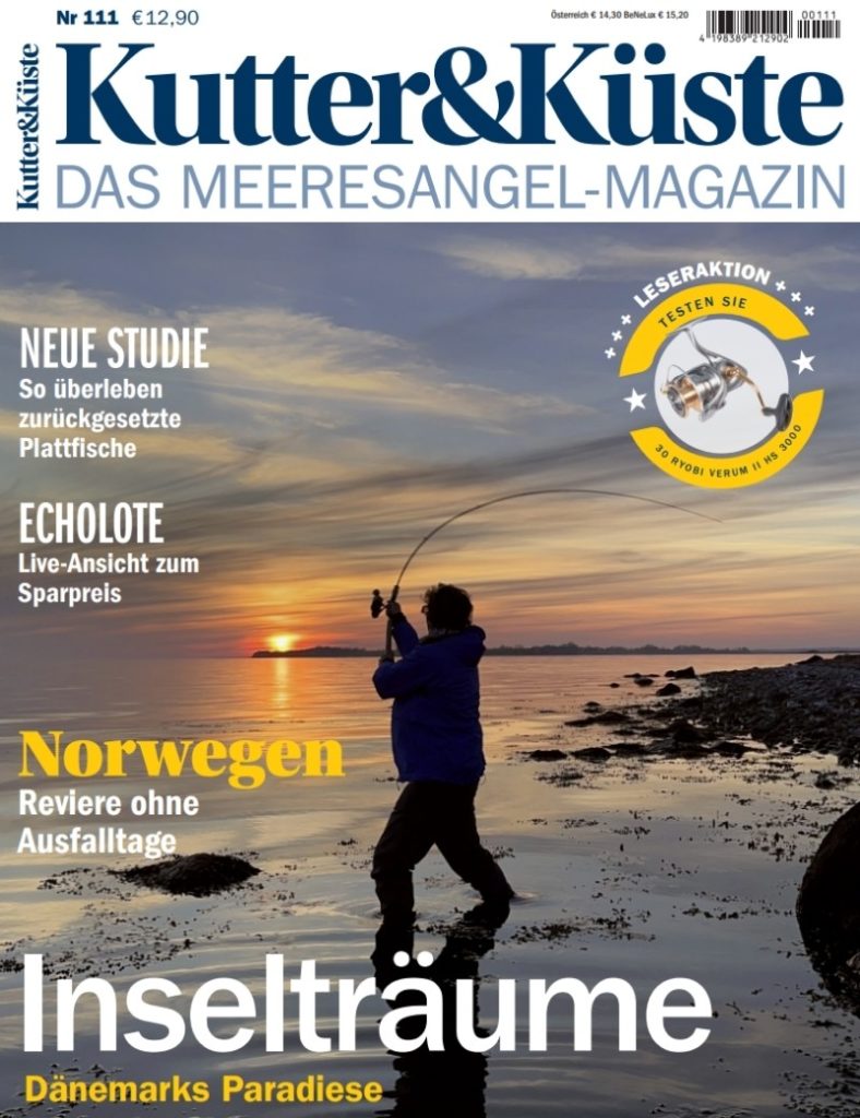 Das Cover der 111. Ausgabe von Kutter & Küste mit einem Angler, der an der Küste auswirft