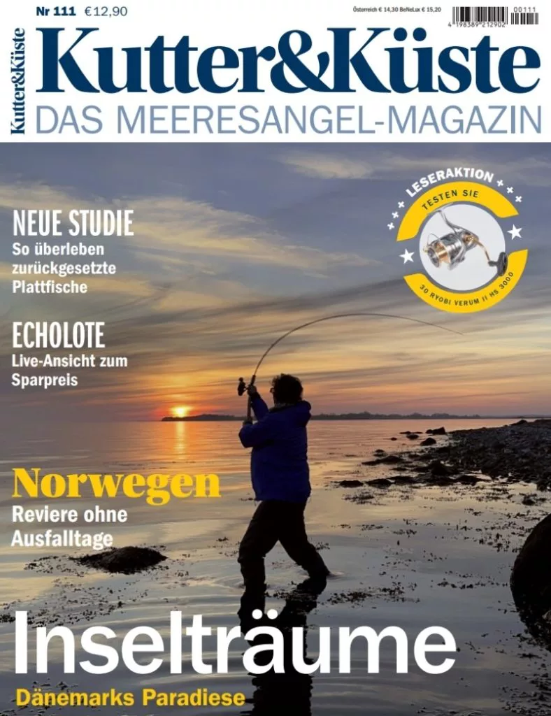 Das Cover der 111. Ausgabe von Kutter & Küste mit einem Angler, der an der Küste auswirft