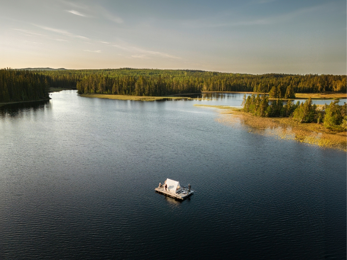 Ein großes Floß auf dem Öjarnsee in Schweden