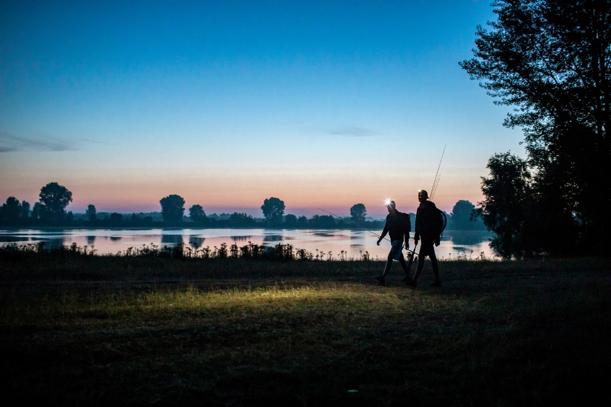 Zwei Angler in der Morgendämmerung