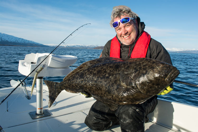 Angler mit Heilbutt, beim Slow Jigging in Norwegen gefangen