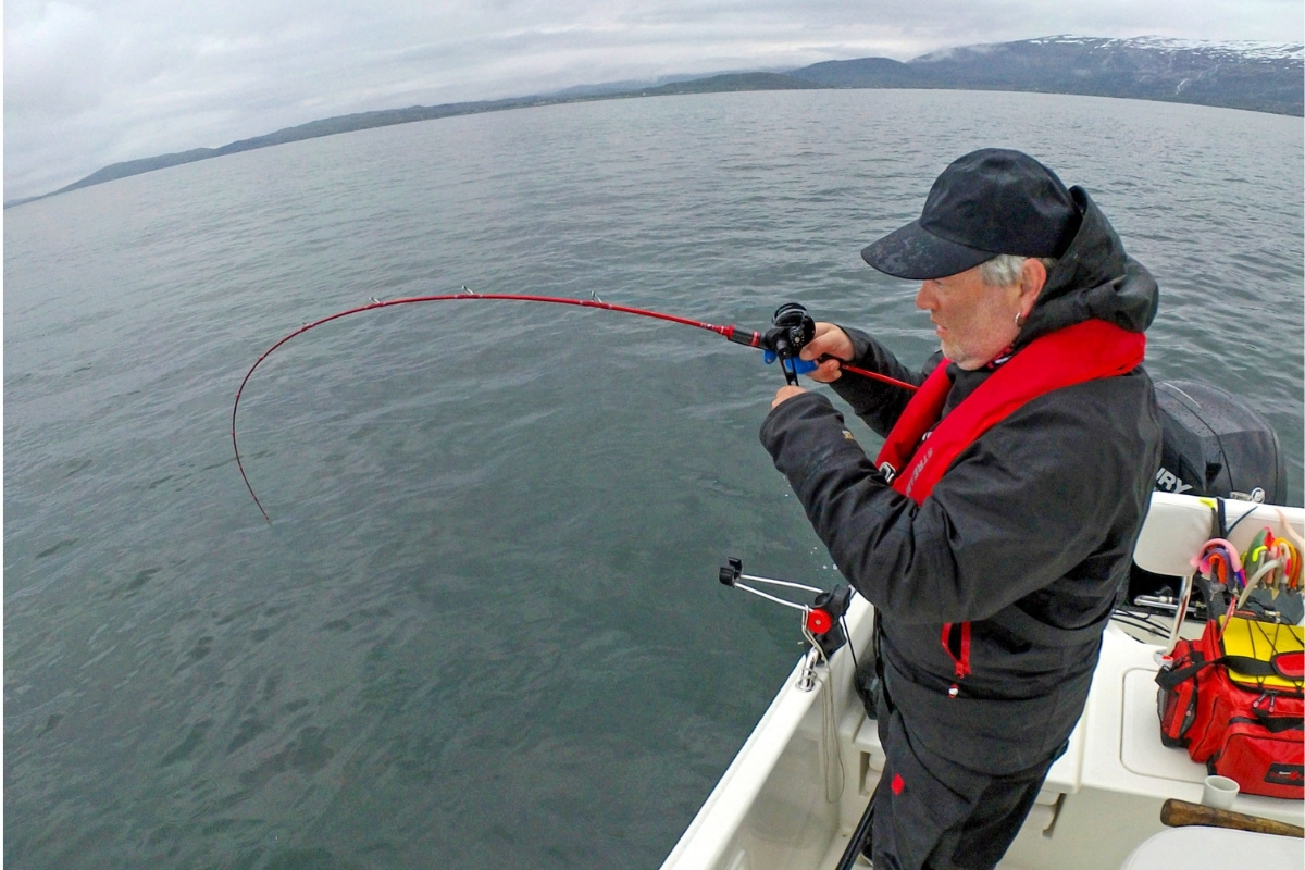 Angler mit Ocean Fire drillt einen Heilbutt