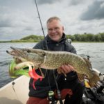 Angler mit Hecht auf Boot