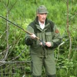 König Harald von Norwegen ist Fliegenfischen am Lachsfluss Namsen