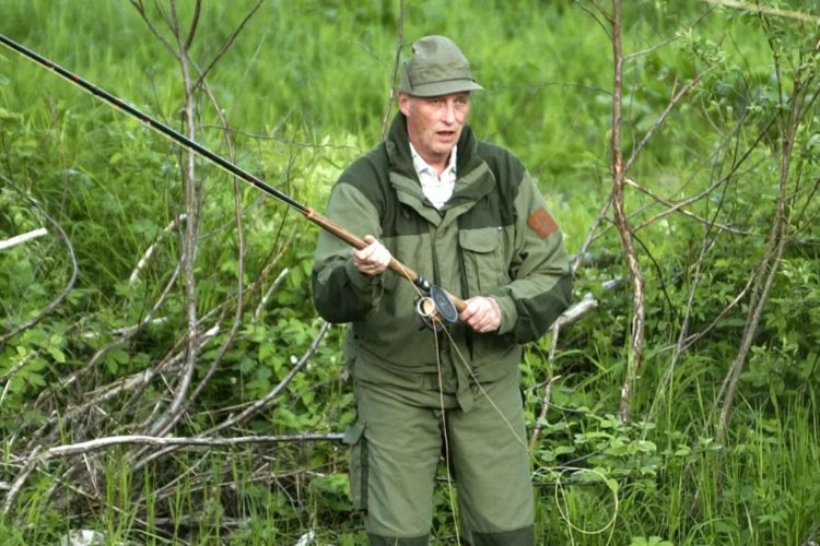 König Harald von Norwegen ist Fliegenfischen am Lachsfluss Namsen
