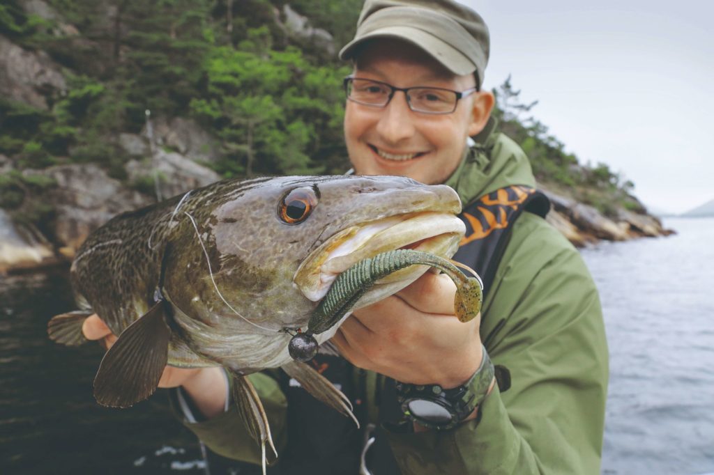 Angler mit Dorsch 