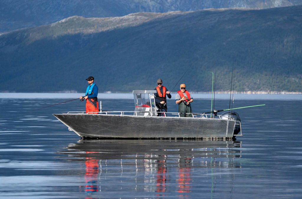 Drei Angler im Aluboot in Norwegen bei sonnigem Wetter