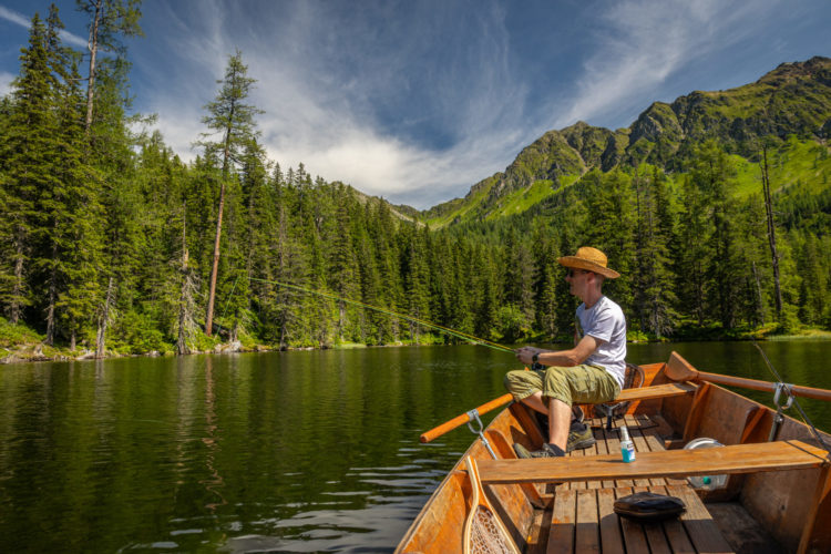 Fliegenfischen in Untertauern im Bergsee vom Ruderboot
