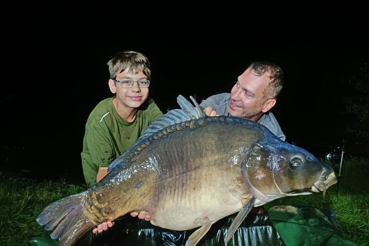 Vater und Sohn Wüst mit einem Karpfen