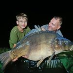 Vater und Sohn Wüst mit einem Karpfen