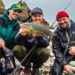 Drei Angler und ein Lippfisch an der Küste der Normandie