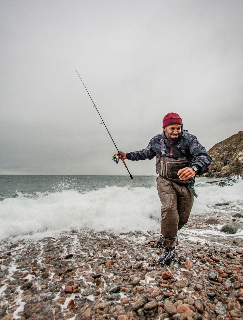 Angler rennt vor Wellen davon