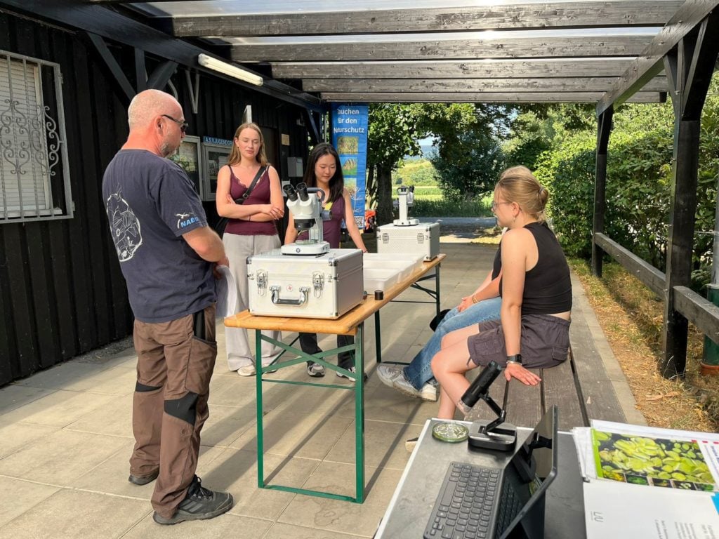 Station 2: Wasserpflanzenanalyse am Mikroskop.