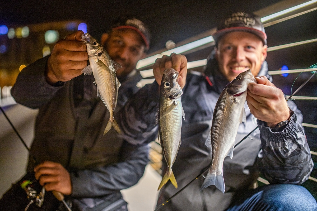 Angler halten Stöcker in die Kamera