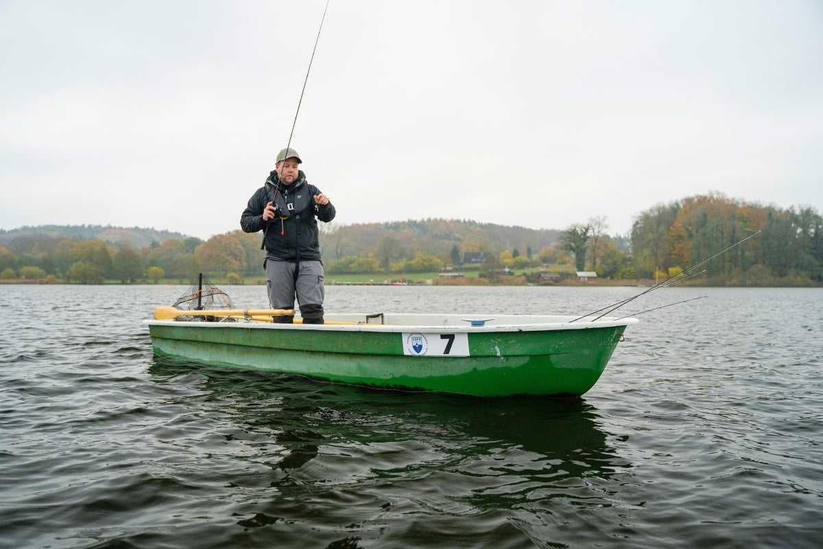 Angler im Boot auf dem See