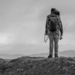 Angler mit Rucksack in den Bergen
