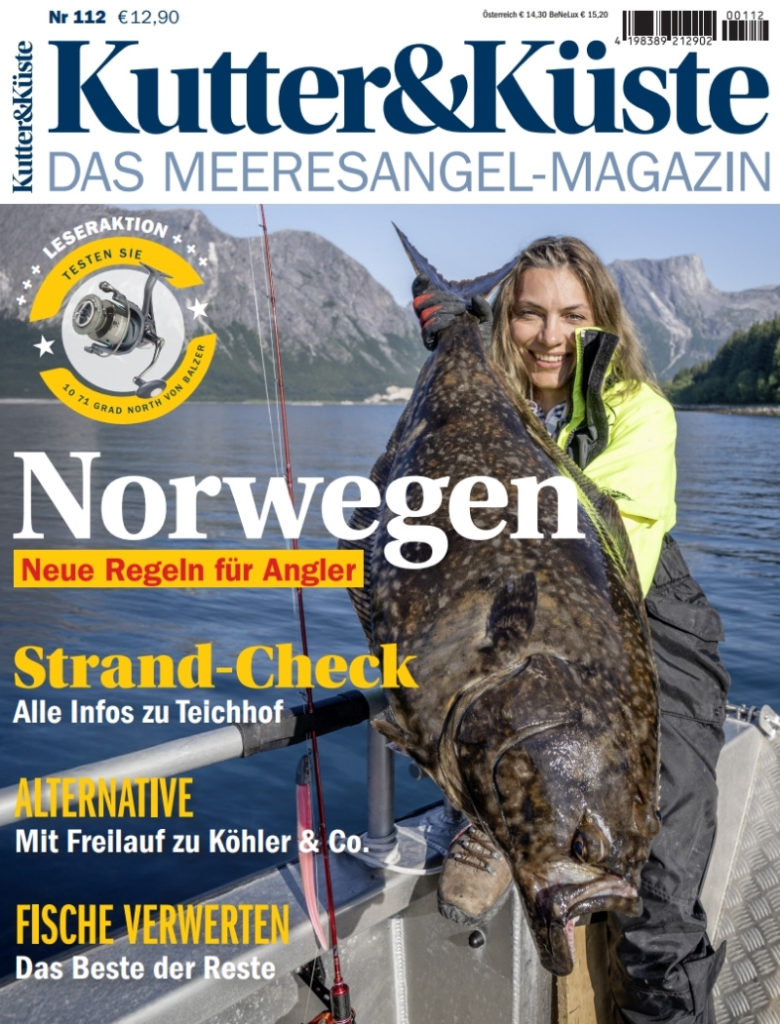 Das Cover der 112. Ausgabe der Kutter & Küste mit einer Anglerin, die einen Heilbutt gefangen hat