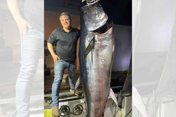 Angler mit Riesenthunfisch aus Norwegen