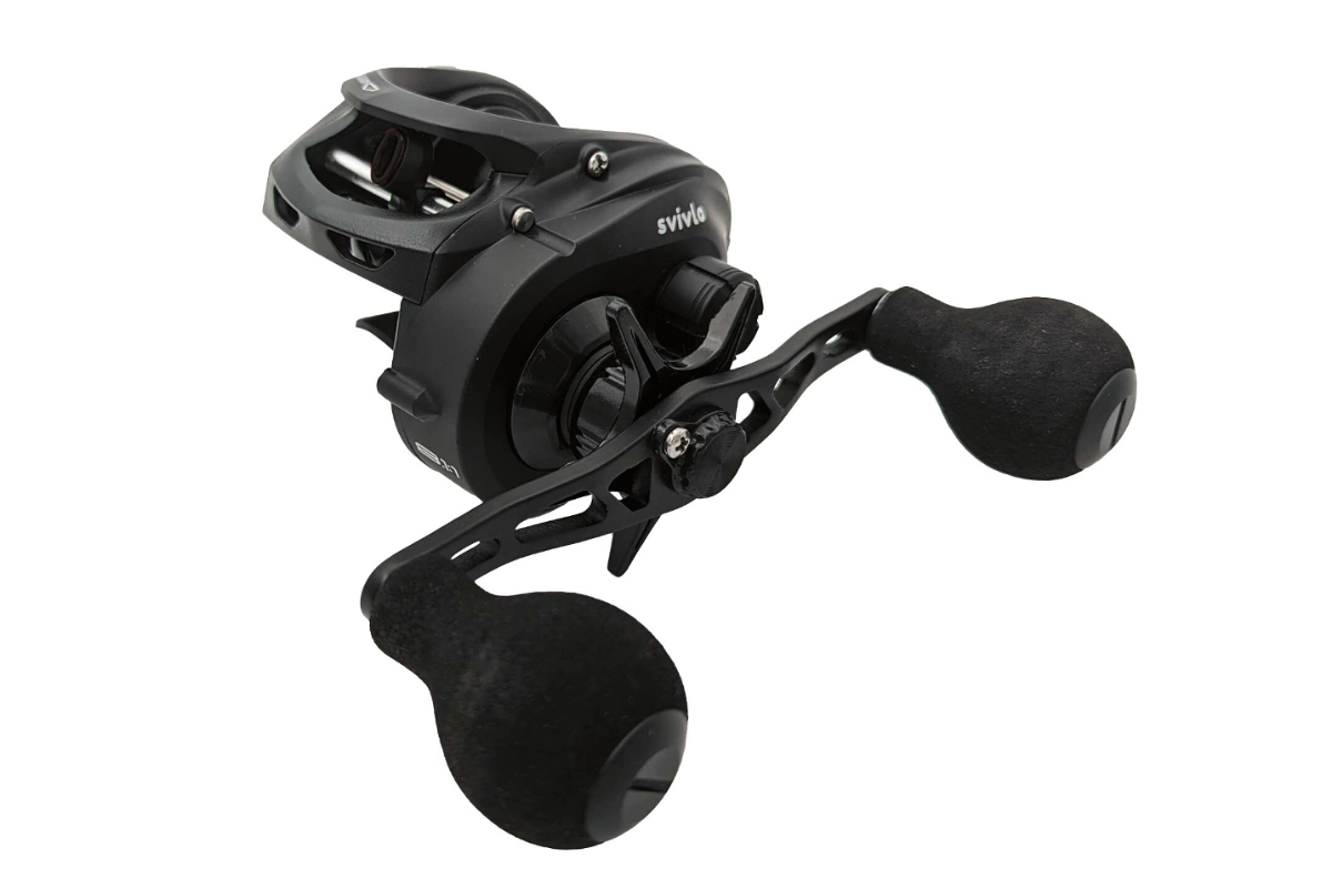 Svivlo Genesis One Baitcaster Angelrolle freigestellt