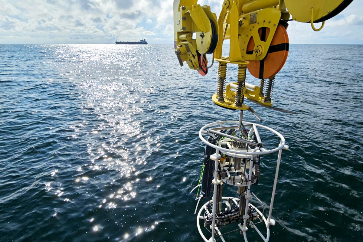 Ausbringung der Rosette mit Wasserschöpfer und Sensoren an Bord der ATAIR in der Nordsee