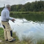 Spinnerbau Forellensee springende Forelle