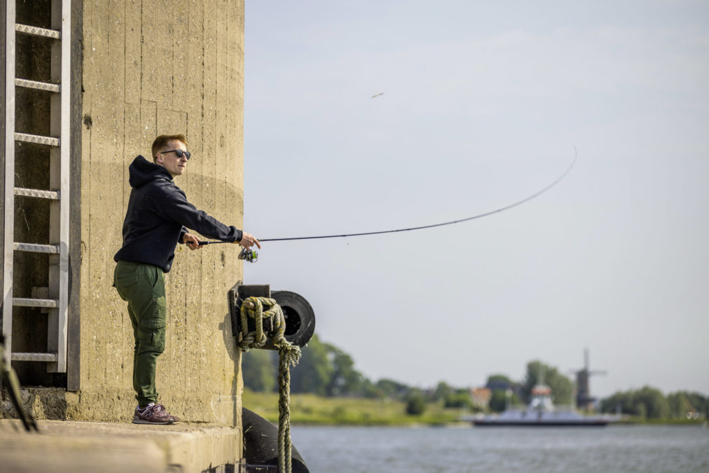 Lang wirft eben weiter … Gerade an den größeren Fließgewässern darf die Rute beim Uferangeln gerne etwas länger sein. Gut ist auch, wenn sie gegebenenfalls schwerere Jigköpfe abkann.
