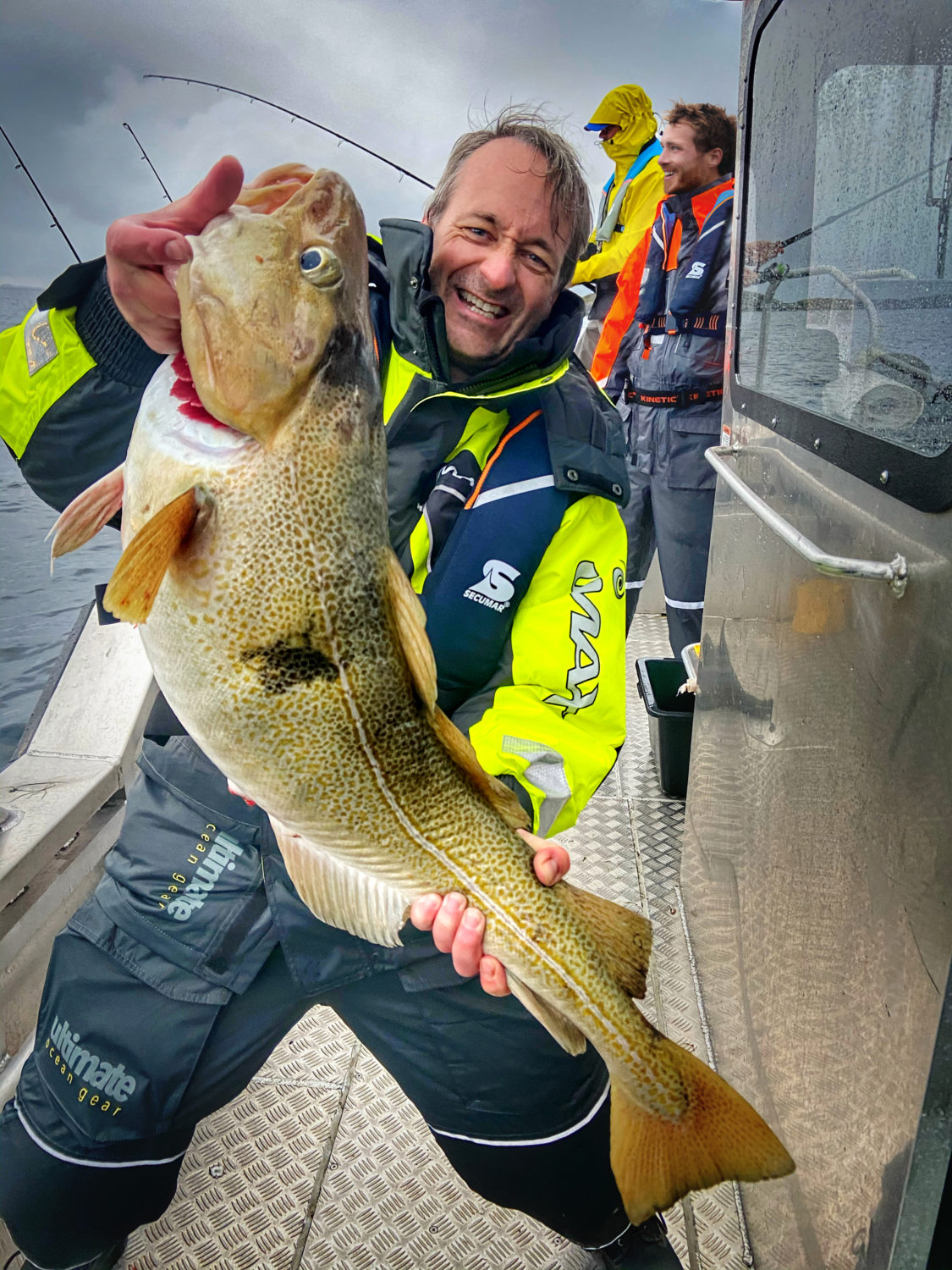 Angler mit Dorsch und SECUMAR Rettungsweste