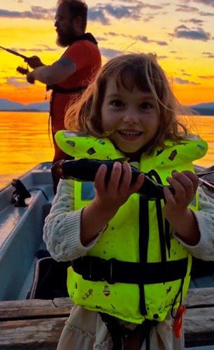 Tochter Viktorias kleiner Fang.