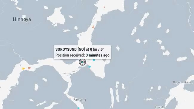 Das Schiff liegt nahe am Ufer im Tjeldsund, der Meerenge zwischen der Insel Hinnøya und dem norwegischen Festland bzw. der Insel Tjeldøya.