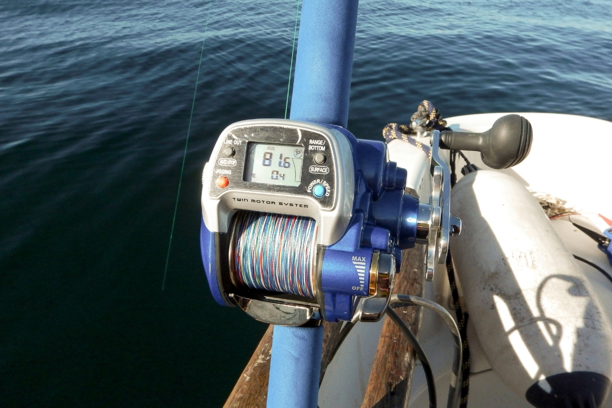 Elektrische Multirolle für das Tiefseeangeln im Fjord in Norwegen