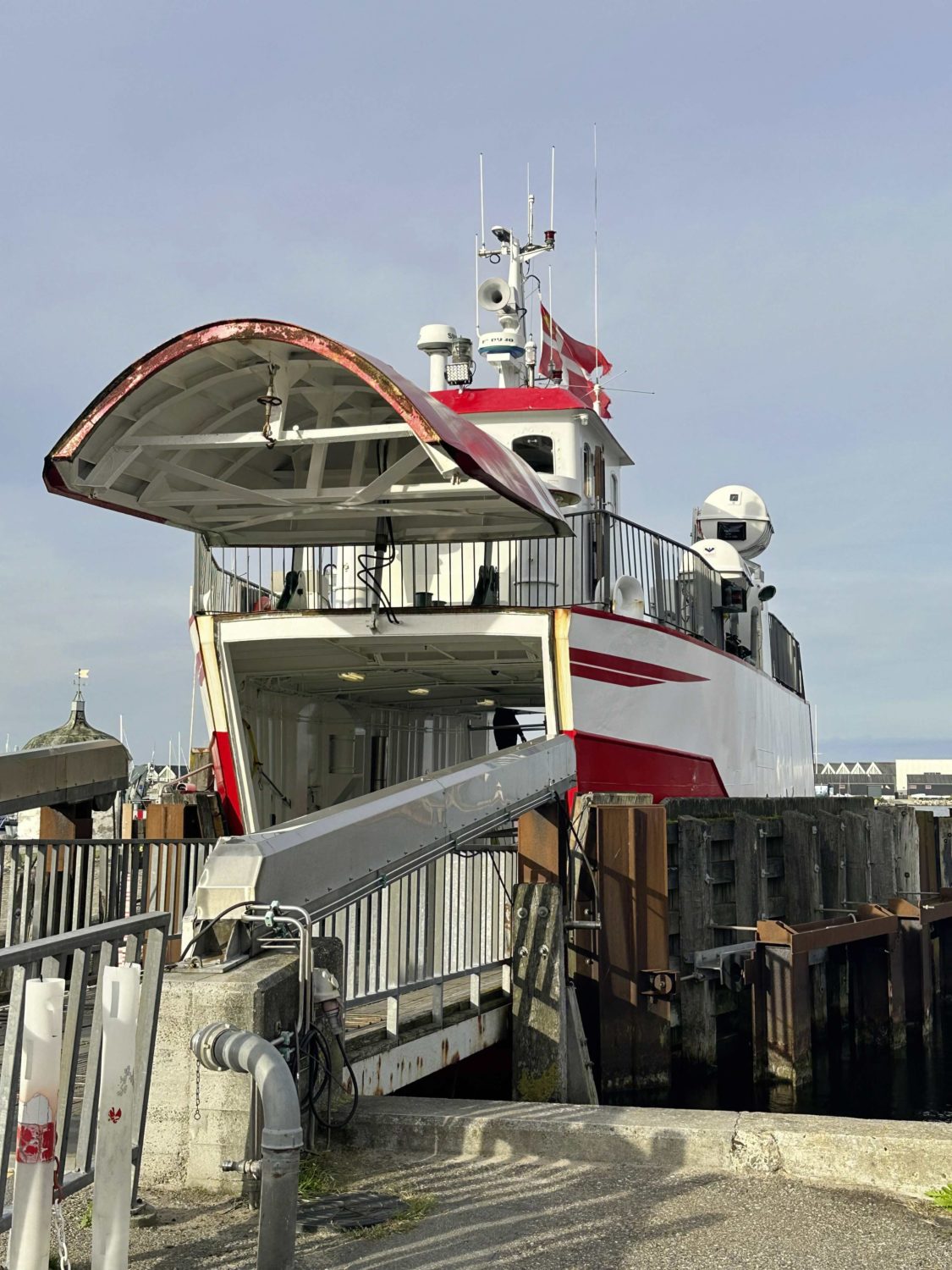 Die kleine Fähre nach Bågø nimmt nur wenige Fahrzeuge mit – ideal für Camper. In nur 15 Minuten erreicht man die Mini-Insel, auf der Meerforellenstrecken direkt am Fähranleger beginnen.