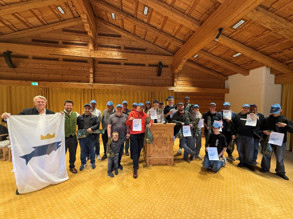 Siegfried Götze gemeinsam mit Royal-Fishing-Mitglied Johannes Hauser (Juniorchef des Stanglwirts) sowie den Teilnehmerinnen und Teilnehmern.
