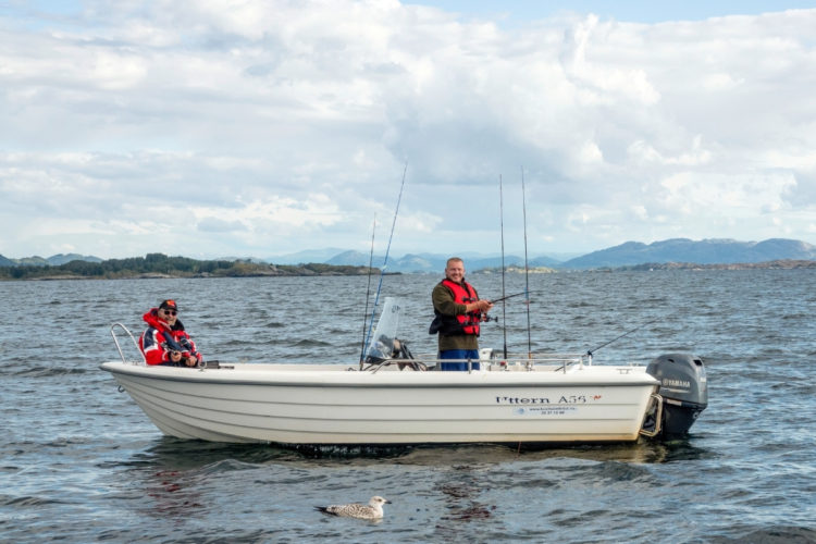 Angeln im Fjord in Norwegen mit dem Boot