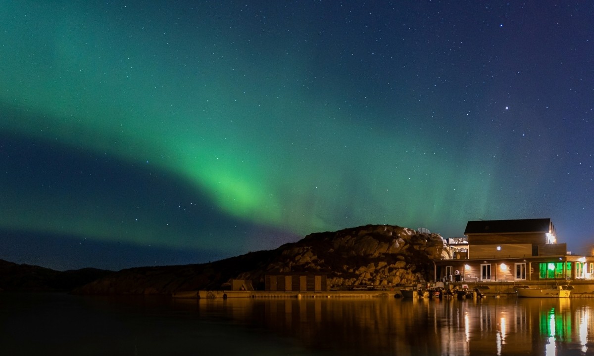 Polarlichter über einem Fjord in Norwegen