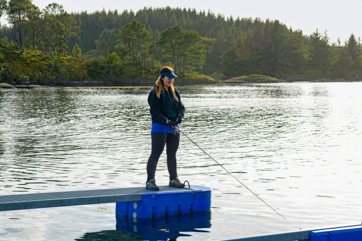 Angeln im Fjord vom Ufer aus