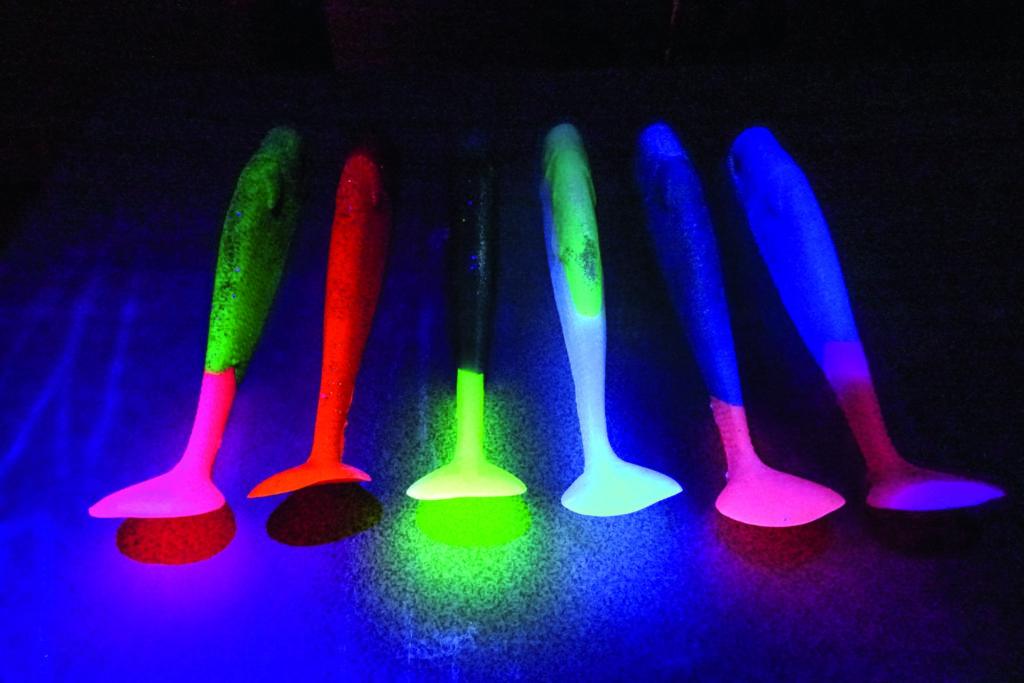 Unter UV-Licht betrachtet wird deutlich, welchen Effekt sogenannte Farbaktivatoren in den Gummi -Mischungen verursachen.