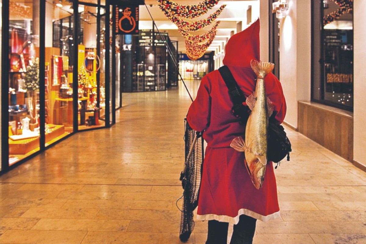 Angler als Weihnachtsmann an Weihnachten