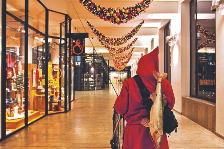 Angler als Weihnachtsmann an Weihnachten