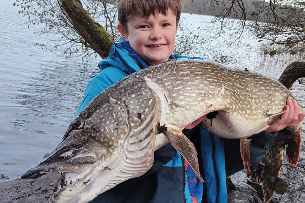 Ben Hübner mit seinem Hecht aus dem Küchensee.