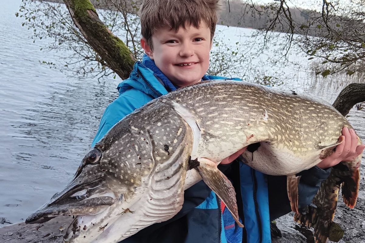 Ben Hübner mit seinem Hecht aus dem Küchensee.