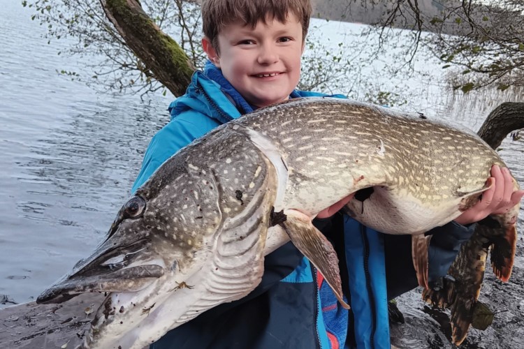 Ben Hübner mit seinem Hecht aus dem Küchensee.