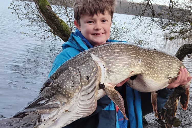 Ben Hübner mit seinem Hecht aus dem Küchensee.