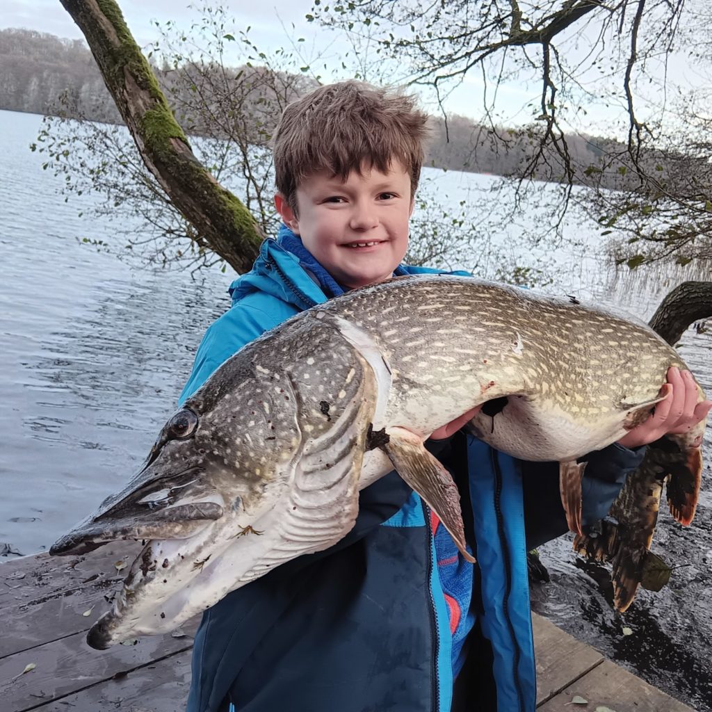 Ben Hübner mit seinem Hecht aus dem Küchensee.