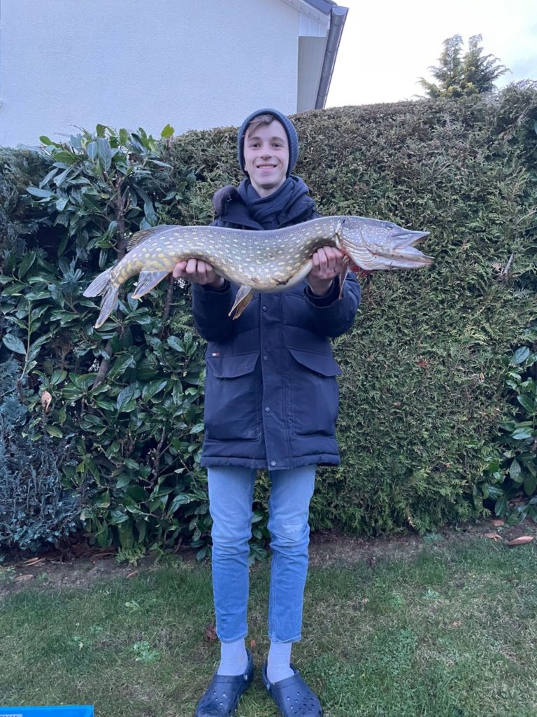 Paul Noah Pfau zog diesen Hecht aus einem Forellenbach.