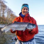 Angler mit großer Meerforelle