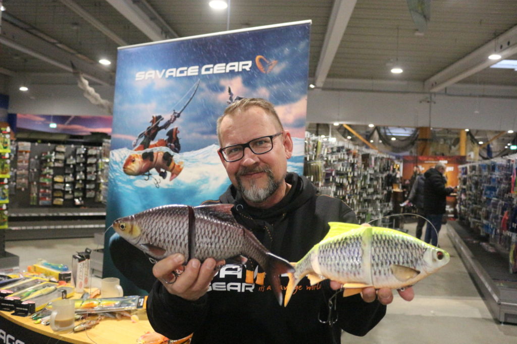 Claus Zimmermann alias "Herr der Hechte" fischt zu Saisonanfang gerne mit den 32 cm großen Line Thru-Trout.