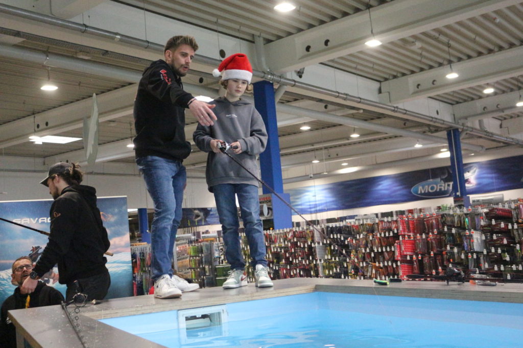 Jungangler mit Baitcaster