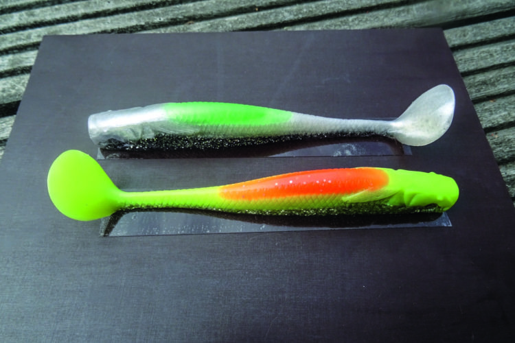 1. Die Muster auf dem Rücken und mit Hilfe von doppelseitigem Klebeband auf eine feste Unterlage kleben.