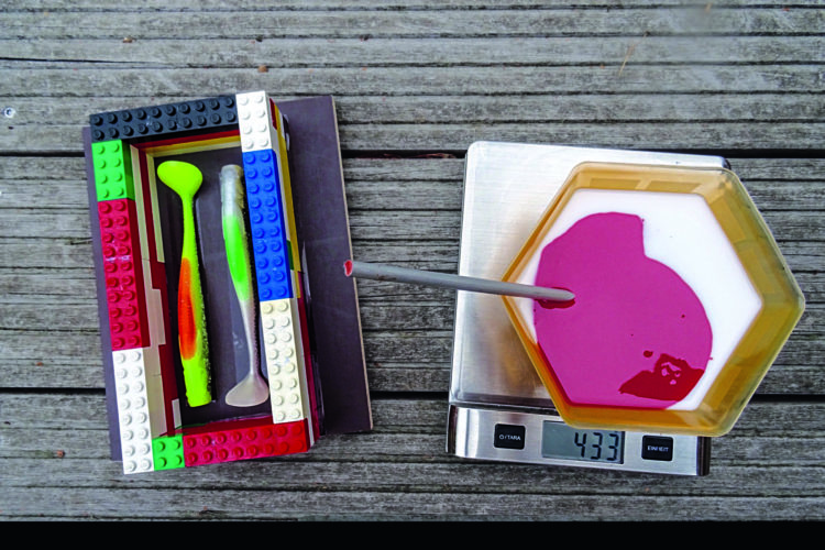 3. Ein Zweikomponenten-Silikon wird angerührt und in die Gussform gefüllt.